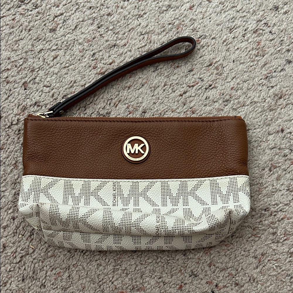 🤎🤍✨Michael Kors Tan and Cream Logo Wristlet✨🤍🤎